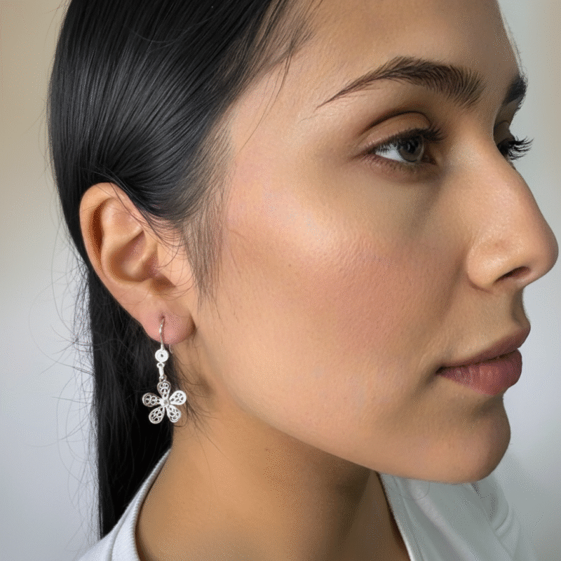 Alternative view of Aretes Largos Flor De Loto