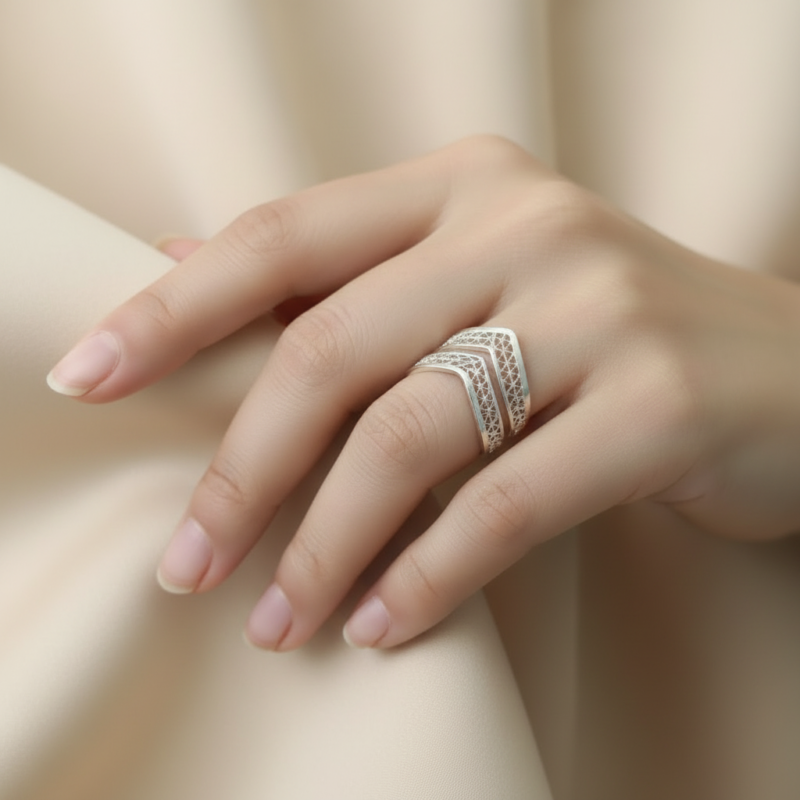 Alternative view of Anillo Atalanta