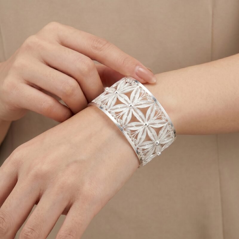 Alternative view of Pulsera Aracne