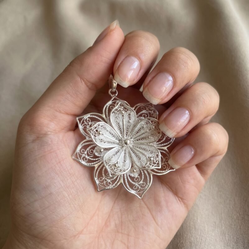 Alternative view of Dije Flor Dalia