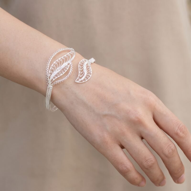 Alternative view of Pulsera Sallow